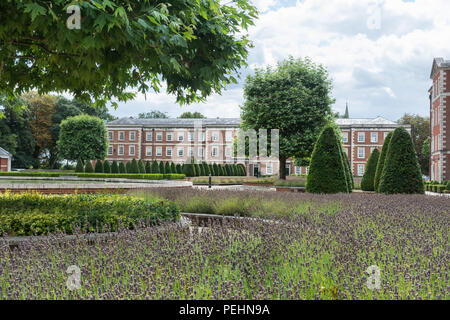 La péninsule historique Square à Winchester, Hampshire, au Royaume-Uni, à l'origine une caserne militaire, maintenant des appartements privés et des musées militaires Banque D'Images