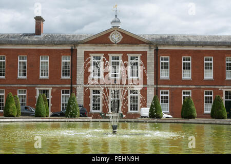 La péninsule historique Square à Winchester, Hampshire, au Royaume-Uni, à l'origine une caserne militaire, maintenant des appartements privés et des musées militaires Banque D'Images