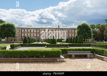 La péninsule historique Square à Winchester, Hampshire, au Royaume-Uni, à l'origine une caserne militaire, maintenant des appartements privés et des musées militaires Banque D'Images