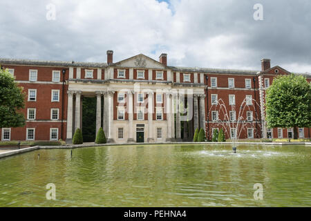 La péninsule historique Square à Winchester, Hampshire, au Royaume-Uni, à l'origine une caserne militaire, maintenant des appartements privés et des musées militaires Banque D'Images