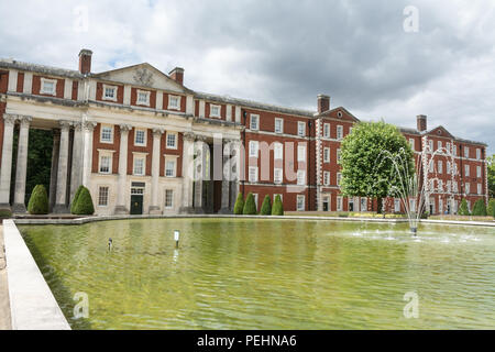 La péninsule historique Square à Winchester, Hampshire, au Royaume-Uni, à l'origine une caserne militaire, maintenant des appartements privés et des musées militaires Banque D'Images