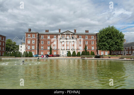 La péninsule historique Square à Winchester, Hampshire, au Royaume-Uni, à l'origine une caserne militaire, maintenant des appartements privés et des musées militaires Banque D'Images