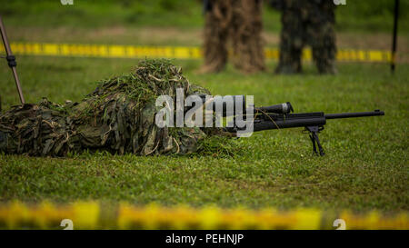 Le scout sniper avec l'Infantería de Marina de Colombia attractions touristiques à lors d'une manifestation à la base d'entraînement de l'infanterie de marine de Coveñas, Colombie au Marine Dirigeants de la Conférence des Amériques, le 27 août, 2015. La conférence constitue un forum de coopération régionale et de hauts dirigeants d'infanterie de marine tout au long de l'hémisphère Ouest pour discuter des intérêts communs dans l'aide humanitaire et secours en cas de questions et d'améliorer les programmes de formation entre les pays partenaires. (U.S. Marine Corps photo par le Cpl. Matthieu Howe/libérés) Banque D'Images