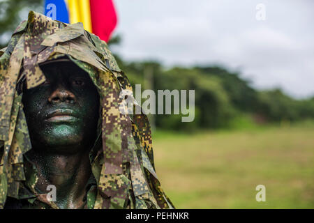 Le scout sniper avec l'Infantería de Marina de Colombia pose pour une photo lors d'une manifestation à la base d'entraînement de l'infanterie de marine de Coveñas, Colombie au Marine Dirigeants de la Conférence des Amériques, le 27 août, 2015. La conférence constitue un forum de coopération régionale et de hauts dirigeants d'infanterie de marine tout au long de l'hémisphère Ouest pour discuter des intérêts communs dans l'aide humanitaire et secours en cas de questions et d'améliorer les programmes de formation entre les pays partenaires. (U.S. Marine Corps photo par le Cpl. Matthieu Howe/libérés) Banque D'Images