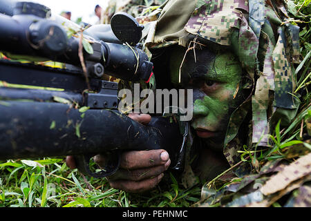 Le scout sniper avec l'Infantería de Marina de Colombia attractions touristiques à lors d'une manifestation à la base d'entraînement de l'infanterie de marine de Coveñas, Colombie au Marine Dirigeants de la Conférence des Amériques, le 27 août, 2015. La conférence constitue un forum de coopération régionale et de hauts dirigeants d'infanterie de marine tout au long de l'hémisphère Ouest pour discuter des intérêts communs dans l'aide humanitaire et secours en cas de questions et d'améliorer les programmes de formation entre les pays partenaires. (U.S. Marine Corps photo par le Cpl. Derek/Picklesimer) Parution Banque D'Images