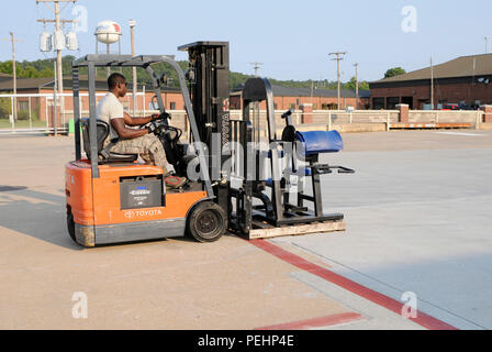 Le s.. Richard Green de l'équipement de sport les charges sur un camion, le 26 août 2015, à la base de la Garde nationale aérienne descendante, arche. L'équipement sera pris à la défense de réutilisation et de marketing social à crochets, au Texas. Le vert est attribué au 188e Escadron de préparation logistique. (U.S. Photo de la Garde nationale aérienne par le sergent. Hannah Dickerson/libérés) Banque D'Images