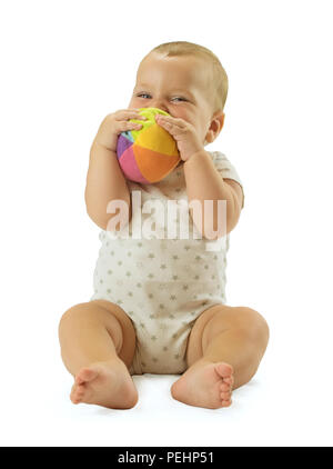 Cute baby boy holding la balle en face de son visage et sourit. Isolé sur fond blanc. Banque D'Images