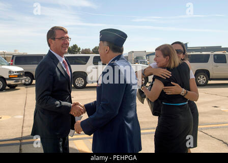 Le Secrétaire de la Défense Ash Carter est accueilli par le Colonel Daniel Lapostole, vice-commandant 129e Escadre de sauvetage lorsqu'il arrivera au Moffett Field, en Californie, le 28 août 2015, pour visiter l'unité de l'Innovation de la Défense - et de prendre la parole à l'Institut de l'Innovation de la fabrication à l'événement à l'échelle nationale l'aérodynamique complexe à Moffett Field. (Photo par le Sgt. Adrian Cadix/libérés) Banque D'Images