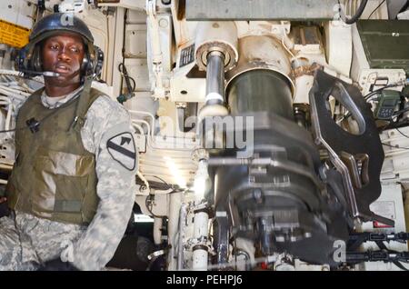 La CPS. Antoine Sheppard de Compton, Californie, servant actuellement avec Bravo Batterie, 3e Bataillon, 16e Régiment d'artillerie, 2ème Armored Brigade Combat Team, 1re Division de cavalerie, tire la poignée à l'intérieur de ses équipes M109A6 Paladin obusier automoteur auto, le tir d'un obus explosifs de 155 mm en hauteur vers la gamme Rodriguez, Corée du Sud, à partir d'un point de tir à trois milles de là, 14 août, 2015. "Une fois que vous obtenez réellement les mains sur tours et vous avez effectivement tirer, je ne sais pas, j'obtiens ce frisson passe au travers de mon corps", dit Sheppard. "Ma femme se plaint parce que c'est tout ce que j'en parler maintenant." (U.S. Un Banque D'Images