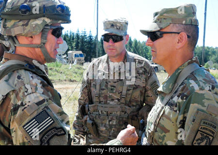 Le lieutenant général Stephen J. Townsend, général commandant, XVIII Airborne Corps et Fort Bragg, parle avec le brigadier. Le général Brian E. Winski, général commandant adjoint du 82e Division aéroportée, et le Colonel Colin P. Tuley, commandant, 1e Brigade Combat Team, 82e Division aéroportée, lors de sa visite à l'exercice de formation Réponse Rapide 2015, le 29 août, à Hohenfels, Allemagne. Réponse rapide 15 est le plus gros de l'armée américaine dans l'événement de formation combiné en Europe depuis la fin de la guerre froide. Plus de 4 800 militaires de 11 pays de l'OTAN - la Bulgarie, France, Allemagne, Grèce, Italie, Pays-Bas, Pologne, Portugal Banque D'Images