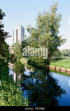 La nouvelle rivière à Woodberry Down, North London UK, avec la nouvelle Skyline Apartments dans backgrpund Banque D'Images