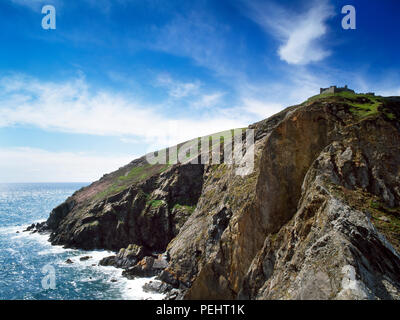 Voir l'WSW de lumière du Sud, l'île de Lundy, Devon, UK, d'Lametry Bay & le château (Château de Marisco) sur la colline du Château : construit 1243-4 sur le commandement d'Henry III. Banque D'Images