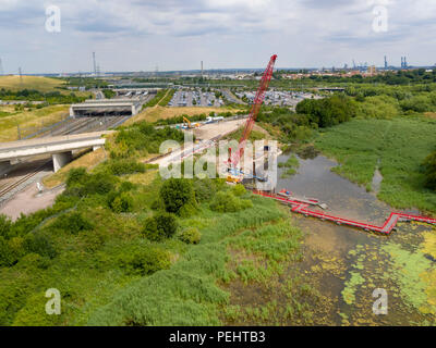 Vue aérienne du début de l'installation d'un pont entre Springhead Park et la gare de Ebbsfleet International, Kent, UK Banque D'Images