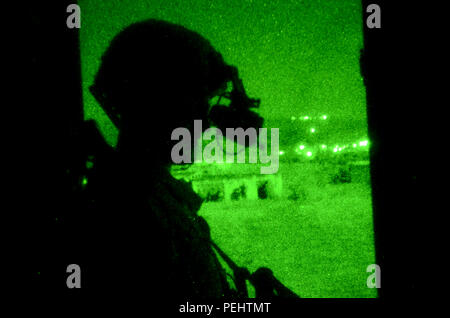 Un soldat américain affecté à la compagnie d'attaque, 1er Bataillon (Airborne), 503e Régiment d'infanterie, 173e Brigade aéroportée, regarde à travers ses lunettes de vision de nuit tout en menant la formation d'assaut aérien au cours de l'effort de réponse rapide à Novo Selo 15 Domaine de formation à Novo Selo, Bulgarie, le 26 août 2015. Le but de cet exercice est de mener des activités de formation conjointes et combinées afin d'évaluer le niveau de la brigade et du bataillon d'exécution out-stratégique en charge conjointement avec les pays partenaires par le biais d'une base d'étape intermédiaire. Réponse rapide 15 est le plus gros de l'armée américaine aéroportée combiné tra Banque D'Images