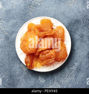 Tranches de poire confite. Fruits secs sur fond gris. Vue d'en haut. Banque D'Images