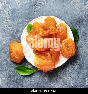 Tranches de poire confite. Fruits secs sur fond gris. Vue d'en haut. Banque D'Images