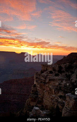 AZ00275-00...ARIZONA - Lever du soleil vu de Mather Point dans le Parc National du Grand Canyon. Banque D'Images