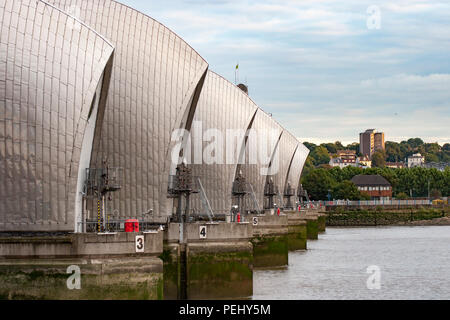 La rivière Thames Flood Barrier à Londres, en Angleterre. Banque D'Images