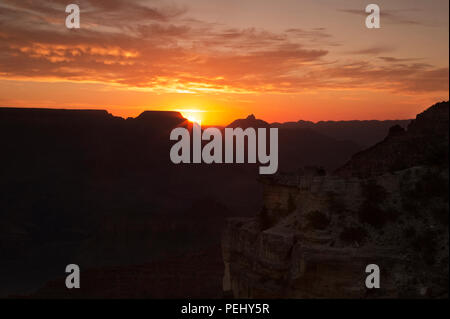 AZ00276-00...ARIZONA - Lever de soleil sur la rive nord du Grand Canyon vu de Mather Point dans le Parc National du Grand Canyon. Banque D'Images