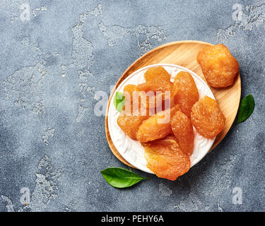 Tranches de poire confite. Fruits secs sur fond gris. Vue d'en haut. Banque D'Images