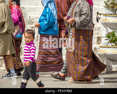 Population locale prosterné dans un temple bouddhiste au Bhoutan Banque D'Images