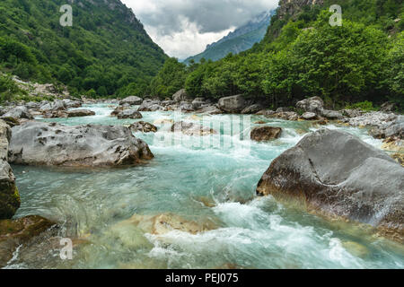 La vallée de la rivière Valbona, partie de la Valbona National Park, dans le nord-est de l'Albanie, Banque D'Images