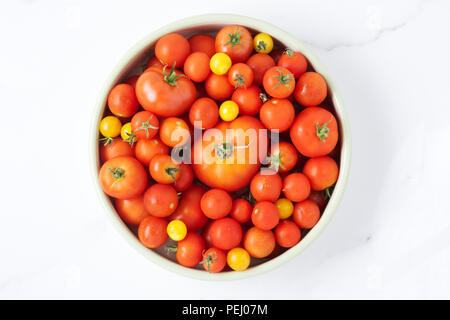 Lycopersicon esculentum. La récolte de tomates d'été sur un en arrière-plan. Variétés mixtes. Banque D'Images