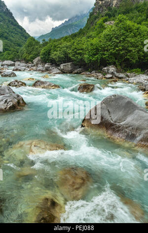 La vallée de la rivière Valbona, partie de la Valbona National Park, dans le nord-est de l'Albanie, Banque D'Images