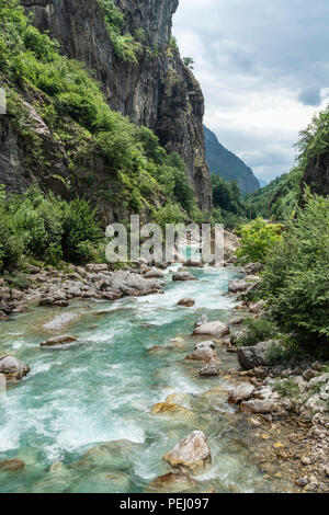 La vallée de la rivière Valbona, partie de la Valbona National Park, dans le nord-est de l'Albanie, Banque D'Images