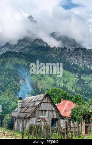 Maisons typiques de la vallée de la rivière Valbona, partie de la Valbona National Park, dans le nord-est de l'Albanie, Banque D'Images