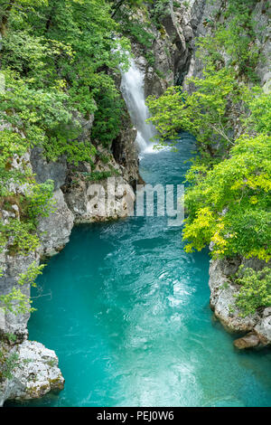 Une piscine turquoise ci-dessous d'une cascade sur la rivière Valbona, partie de la Valbona National Park, dans le nord-est de l'Albanie, Banque D'Images