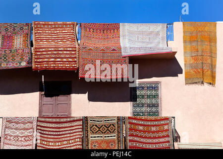 Tapis marocain étendus dehors dans la médina de Marrakech Banque D'Images