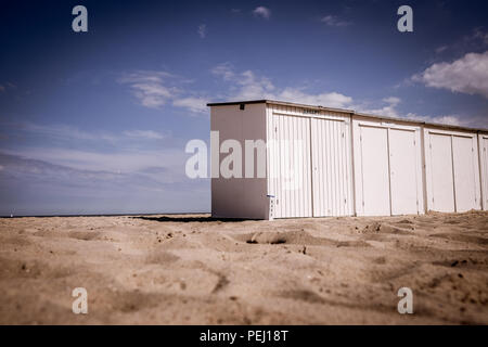 Vue paysage de maisons de plage en bois blanc sur la plage de knokke-heist dans le nord de la Belgique, avec la plage en premier plan Banque D'Images