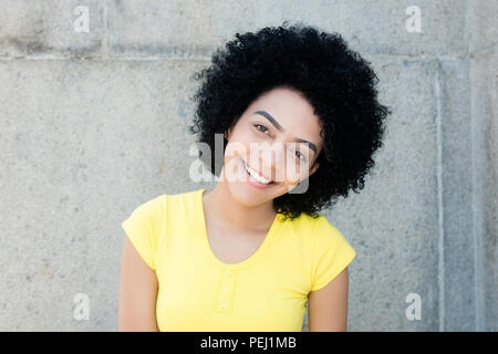 Portrait d'une belle jeune femme avec des cheveux noirs bouclés outdoors with copy space Banque D'Images