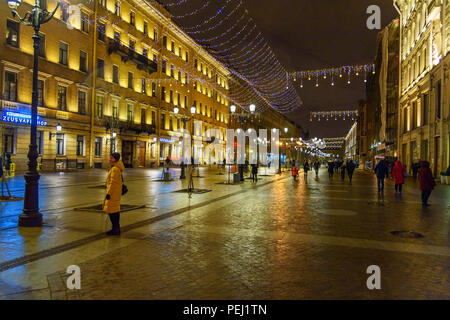 Saint Petersburg, Russie - 3 janvier 2018 : Malaya Konyushennaya street avec l'éclairage de nuit de Noël Banque D'Images