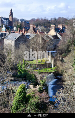 Vue sur le village de Dean avec une cascade sur une journée ensoleillée à Édimbourg Banque D'Images