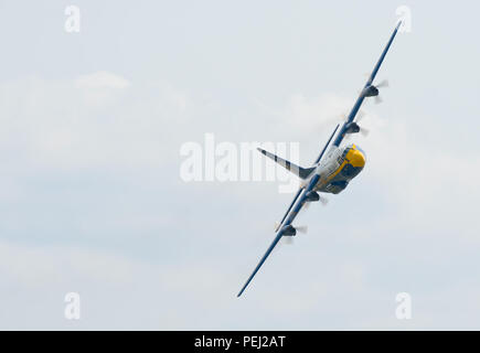 150822-N-WJ386-029 KANSAS CITY, Mo. (Août 22, 2015) La Marine américaine, l'Escadron de démonstration en vol d'Anges bleus, des avions de transport C-130, connu sous le nom de Fat Albert, effectue une parade Passer au cours de la Kansas City Aviation Expo et le spectacle aérien. Les Anges bleus sont prévus pour effectuer des démonstrations 68 à 35 endroits à travers les États-Unis en 2015. (U.S. Photo par marine Spécialiste de la communication de masse 2e classe Andrea Perez/libérés) Banque D'Images