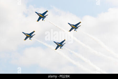 150822-N-WJ386-208 KANSAS CITY, Mo. (Août 22, 2015) La Marine américaine, l'Escadron de démonstration en vol Blue Angels Diamond pilotes accomplissent l'Aileron Diamond rouleau lors de la Kansas City Aviation Expo et le spectacle aérien. Les Anges bleus sont prévus pour effectuer des démonstrations 68 à 35 endroits à travers les États-Unis en 2015. (U.S. Photo par marine Spécialiste de la communication de masse 2e classe Andrea Perez/libérés) Banque D'Images