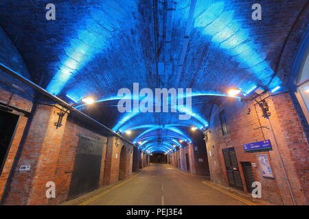 Sous la gare de Leeds qui est aussi connu pour la population locale que l'obscurité des arches. C'est maintenant allumé en permanence Banque D'Images