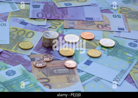Beaucoup de différents l'introduction des billets et des pièces, photo symbolique pour la richesse , et les investissements. Banque D'Images