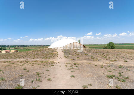 Vue extérieure de protection Catalhoyuk. Il n'est plus ancienne ville du monde avec de grandes ville chalcolithique néolithique et le peuplement en Cumra, Konya. Il a été construit Banque D'Images