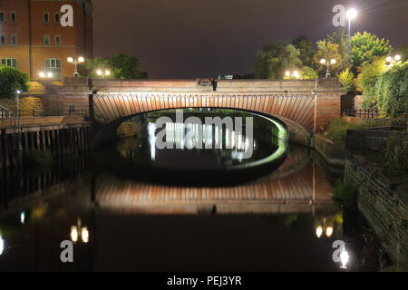 Le pont sur Neville Street à Londres sur la rivière Aire qui devient illuminée la nuit Banque D'Images