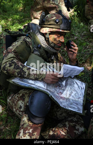 Un soldat de la 183e Régiment de parachutistes communique son emplacement avant la réalisation d'une patrouille à pied au cours de l'effort de réponse rapide à 15 l'armée américaine dans le centre de préparation interarmées multinationale Hohenfels, Allemagne, le 26 août 2015. Le but de cet exercice est de mener des activités de formation conjointes et combinées afin d'évaluer le niveau de la brigade et du bataillon d'exécution out-stratégique en charge conjointement avec les pays partenaires par le biais d'une base d'étape intermédiaire. Réponse rapide 15 est le plus gros de l'armée américaine dans l'événement de formation combiné en Europe depuis la fin de la guerre froide. Banque D'Images