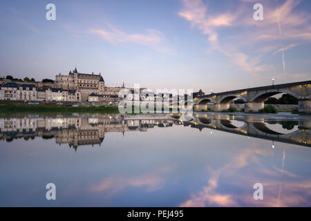 Amboise Château reflète dans la Loire au coucher du soleil Banque D'Images