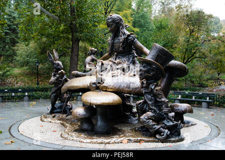 Alice's Adventures in Wonderland statue dans Central Park, à Manhattan, New York - vue latérale Banque D'Images