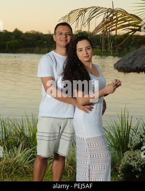 Passionné et heureux couple après avoir accepté le mariage, diverses poses et les interactions de ce nouveau couple Banque D'Images