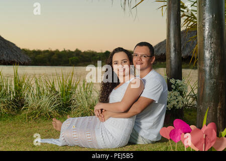 Passionné et heureux couple après avoir accepté le mariage, diverses poses et les interactions de ce nouveau couple Banque D'Images