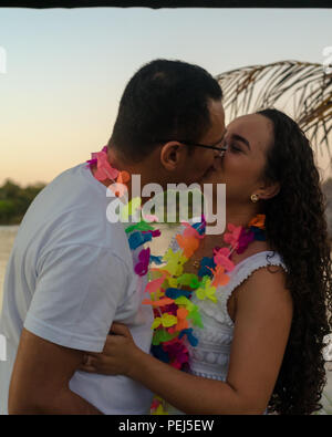 Passionné et heureux couple après avoir accepté le mariage, diverses poses et les interactions de ce nouveau couple Banque D'Images