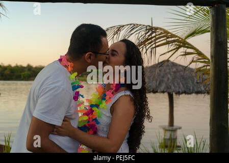 Passionné et heureux couple après avoir accepté le mariage, diverses poses et les interactions de ce nouveau couple Banque D'Images