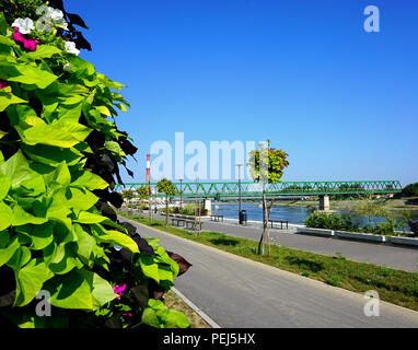 Belle promenade le long de la rivière Drave sur une journée ensoleillée dans la ville croate Osijek en Slavonie orientale Banque D'Images